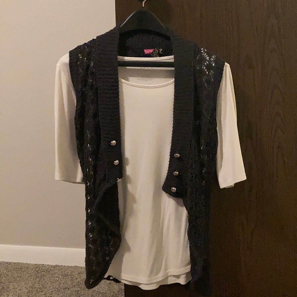 Chrochet-like vest with 6 buttons